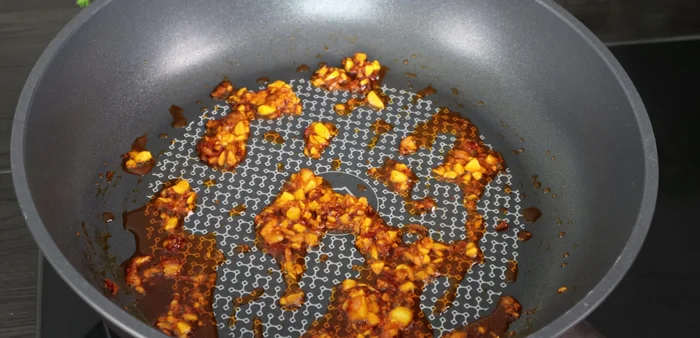 Add the ground liver and meat and stir-fry until firm.