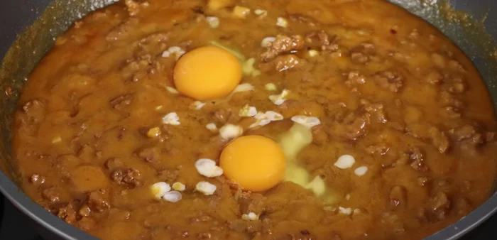 Crack in two eggs and stir slowly until cooked. Turn off the heat.