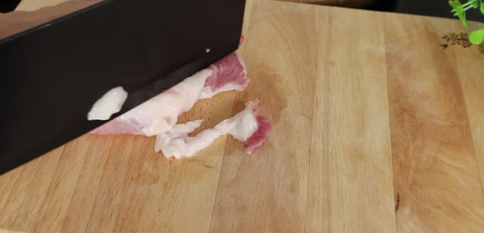 Thinly slice the pork and grind it. If you don't have a blender, mince it finely.