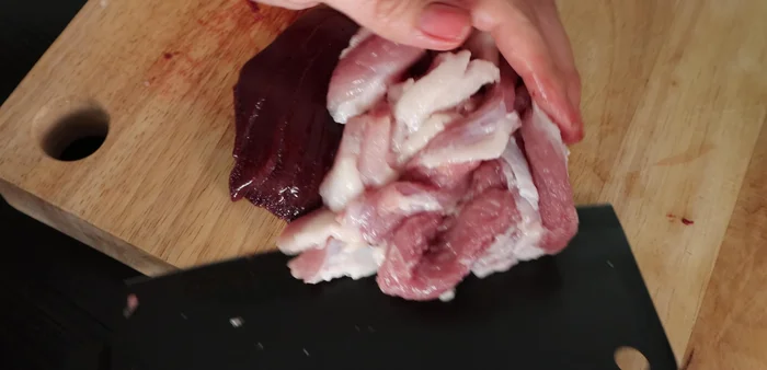 Grind the pork liver and meat together.