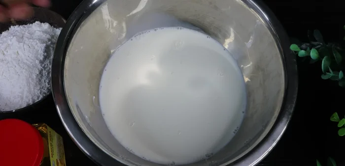 Prepare the Mochi filling: Combine milk, cooking oil, maltose, and sticky rice flour in a basin. Stir well until smooth.