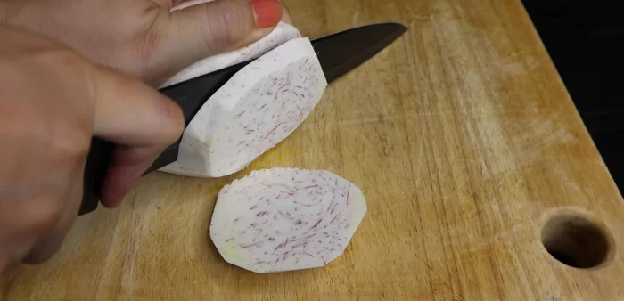 Prepare the taro filling: Steam taro and purple sweet potato until tender. Blend with sugar, salt, condensed milk, cooking oil, and cornstarch until smooth. Cook over low heat, stirring until thickened and a block forms.