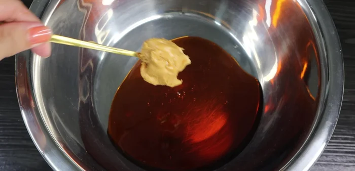 Prepare the cake crust: Combine sugar, butter, peanut butter, egg yolk, cooking oil, and flour. Mix well, adding sugar water as needed to achieve desired consistency.