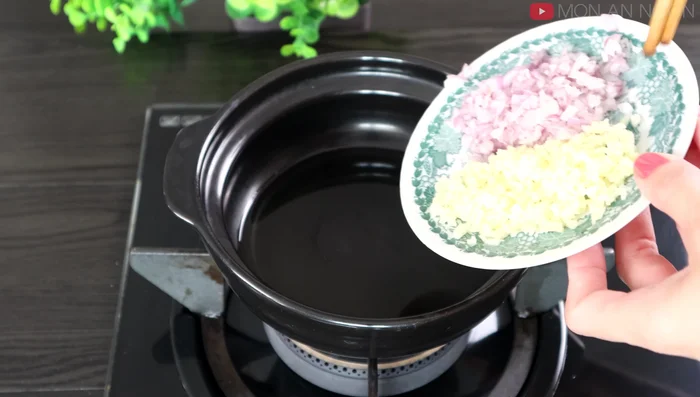 Heat cooking oil in a pot. Add minced onion and garlic, fry until golden brown over low heat.