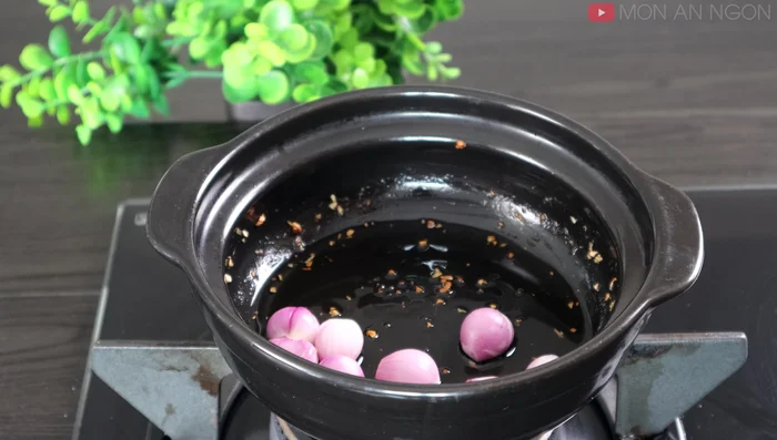 In a clay pot (or regular pot), sauté the remaining 50g of shallots, 50g garlic, and ginger for 30 seconds.