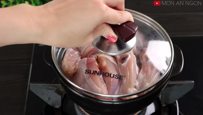 Add the chicken to the pot, cover, and cook over low heat for 10 minutes. Turn the chicken halfway through.