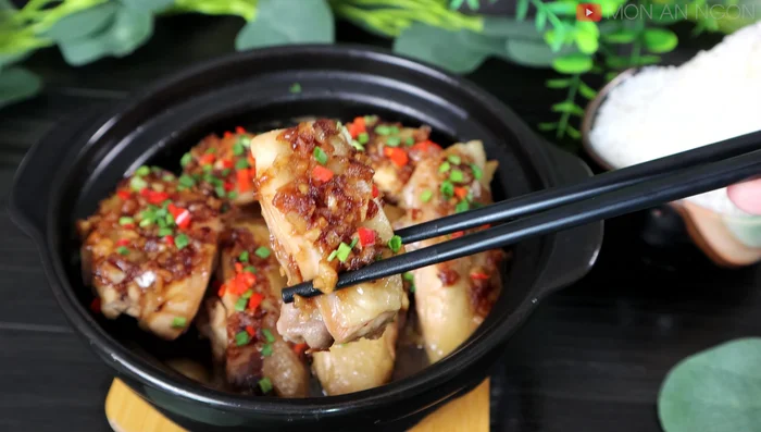 Garnish with green onions and chili (optional).