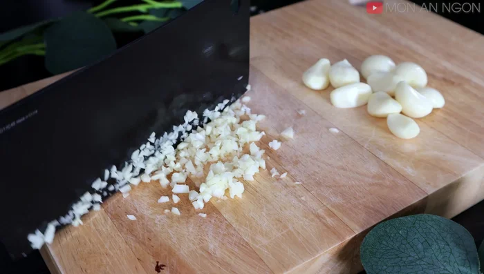 Finely chop 50g of garlic and shallots. Slice 20g of ginger and finely chop green onions.