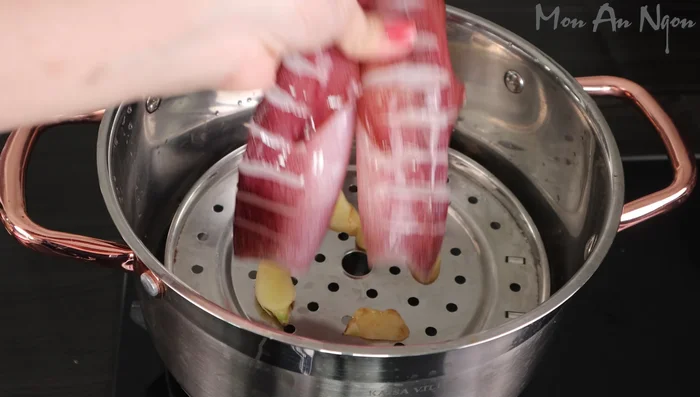 Steam the squid with 20g of ginger slices and leaves for 5 minutes.