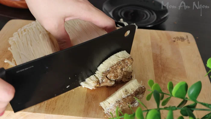 Cut 200g of enoki mushrooms, removing the base and washing them clean. Cut the mushrooms into smaller pieces.