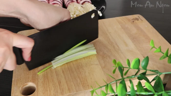 Cut 20g of boro onion into small pieces.