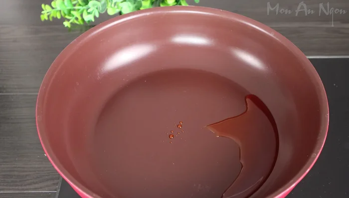 Heat 1 tablespoon of annatto oil (or cooking oil) in a pan, then fry the boro onion until golden brown and fragrant.