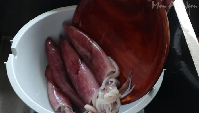 Wash 800g of squid with half a tablespoon of salt and a tablespoon of white wine to remove fishy smell.