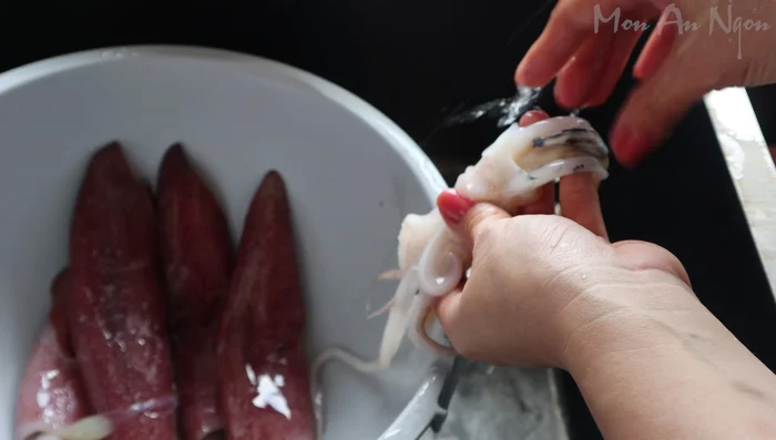 Clean the squid, removing the head and ink sac. Prepare for stuffing.