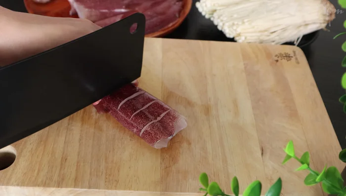 Cut the squid layer on the surface, leaving about 1cm distance for expansion during steaming.