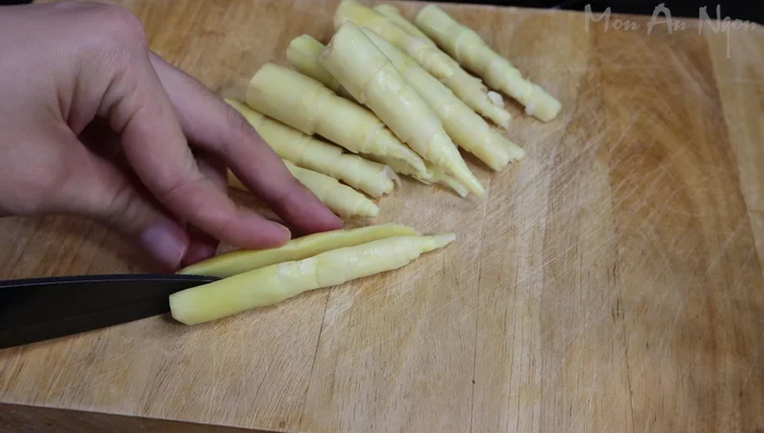 Prepare the pickled bamboo shoots: Boil them in water with a little salt for about 3 minutes to reduce the sourness, then rinse in cold water. (109.04)