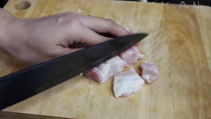 Cut the pork belly into small pieces (approx. 0.5cm thick). Fry the pork belly until it releases fat. (162.319)