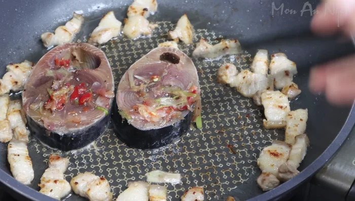 Add the tuna to the pan and fry until lightly golden brown on both sides. (213.2)