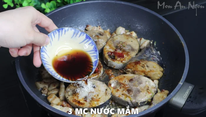 Add the remaining fish sauce and sugar to the pan, along with the water (or coconut water). (283.12)