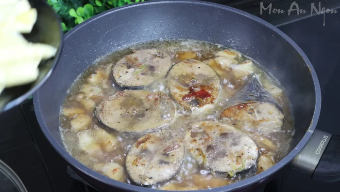 Add the boiled and rinsed bamboo shoots to the pan. (358.639)