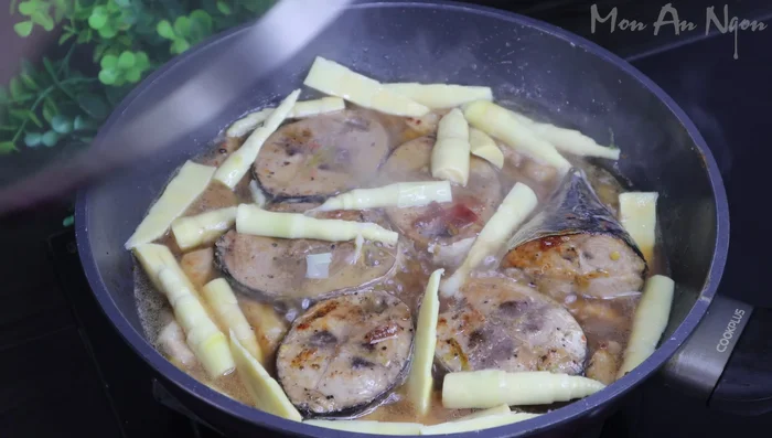 Cover the pot and simmer over low heat for 20 minutes, occasionally turning the fish. (377.479)