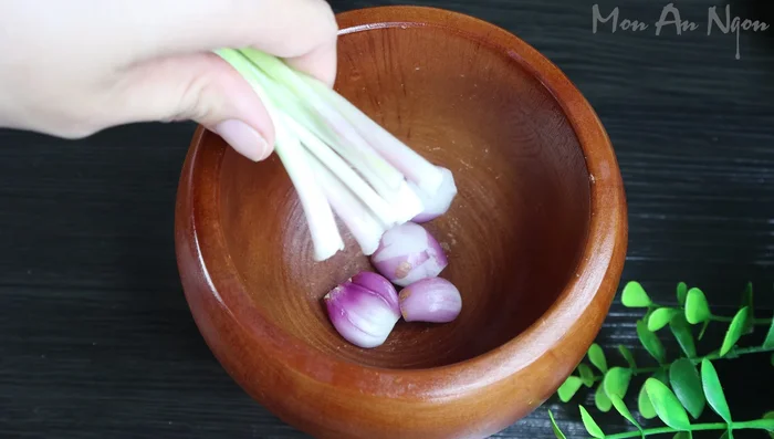 Prepare the onions and chili peppers by pounding them in a mortar until smooth. (47.039)