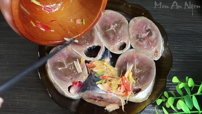 Marinate the tuna with the pounded onion mixture, ground pepper, and ½ tablespoon of fish sauce for 10 minutes. (73.52)