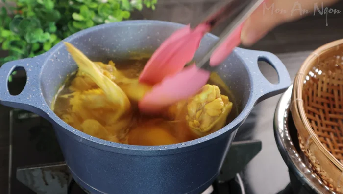Remove the chicken wings from the boiling water. Let them cool.
