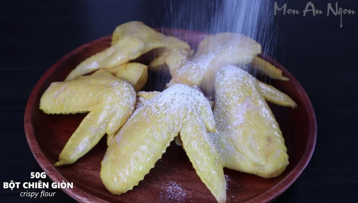 Coat the chicken wings evenly with 50 grams of crispy fried flour using a sieve.