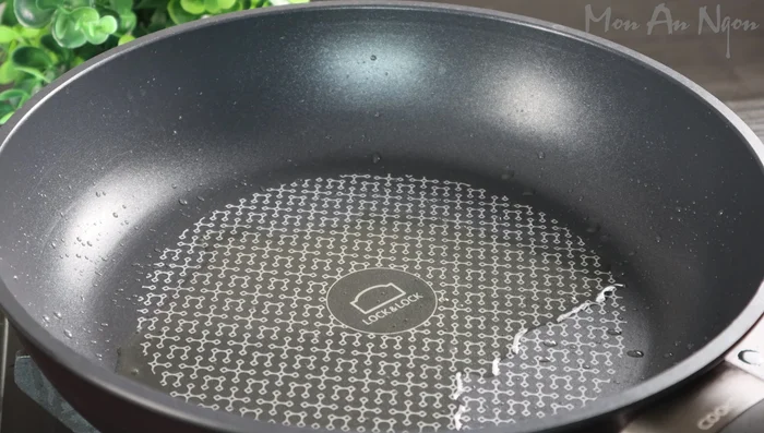 In a pan, heat 50ml cooking oil. Add garlic and fry over low heat until golden brown. Remove the garlic and set aside.