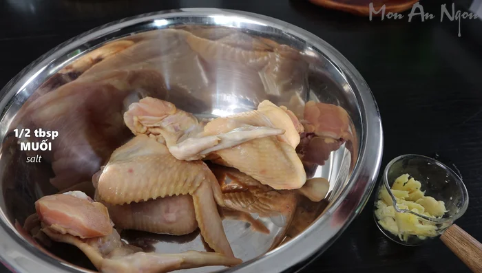 Wash the chicken wings and place them in a basin. Add half a tablespoon of salt and a tablespoon of crushed ginger. Rub the chicken wings evenly to remove fishy smell and act as an antiseptic.
