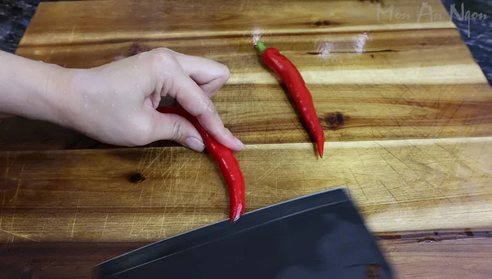 Prepare the marinade: Blend garlic, scallions, chili peppers, rock sugar until smooth.