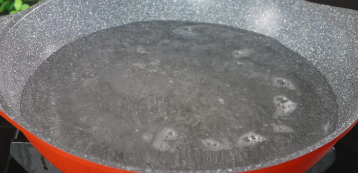 Boil about 2 liters of water in a pan. Add 50g of onions.