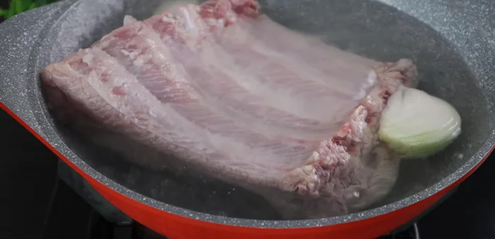 Add the ribs to the boiling water and boil for 10 minutes. Remove, wash, and pat dry with paper towels.