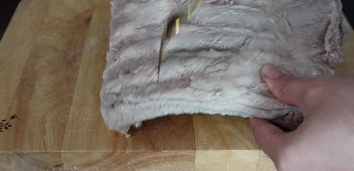 Use a fork to loosen the meat fibers. Marinate the ribs with the prepared spice mixture.