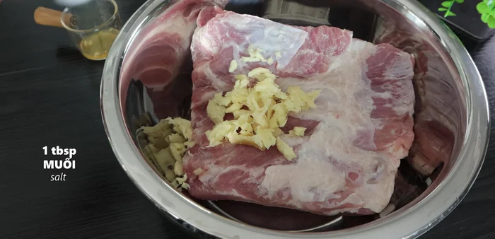 Add 40g of crushed ginger, 1 tablespoon of salt, and 1 tablespoon of lime or lemon juice to the ribs. Rub the ginger evenly into the meat to remove fishy smell and disinfect.