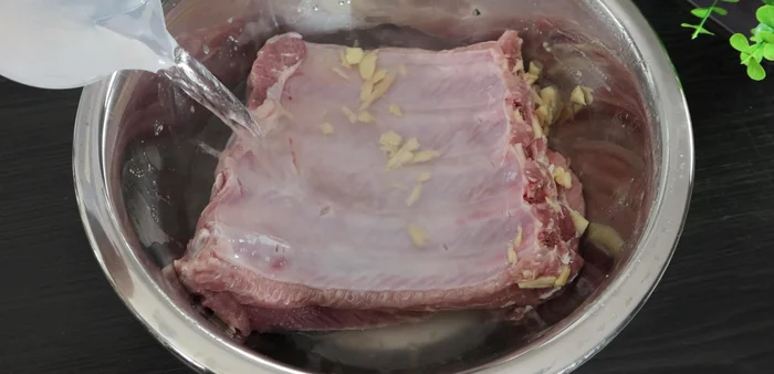 Pour half a liter of warm water (about 50 degrees) over the ribs and soak for 10 minutes. Wash again with water.