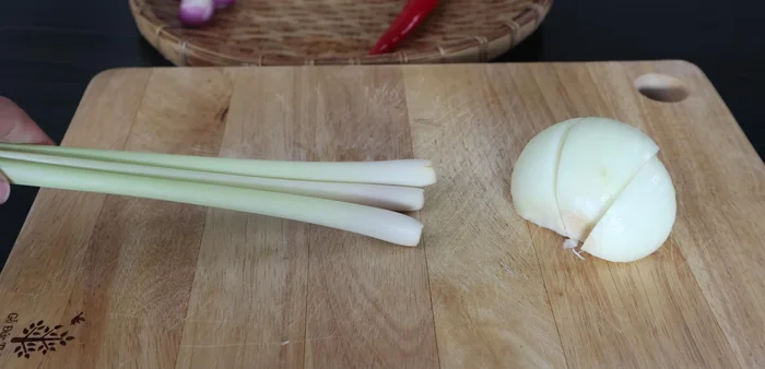 Prepare the aromatics: Finely chop 50g onions, crush and chop 3 lemongrass stalks, finely chop 20g chili, and chop 30g purple onion and 35g garlic.
