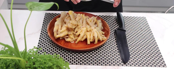 Use a spoon or hat to remove the bones from the chicken feet. Cut the chicken feet lengthwise to make bone removal easier.