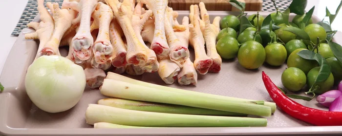 Wash chicken feet with salt, lemon, and wine to remove fishy smell.