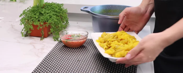 Remove chicken feet and store in the refrigerator for later consumption.