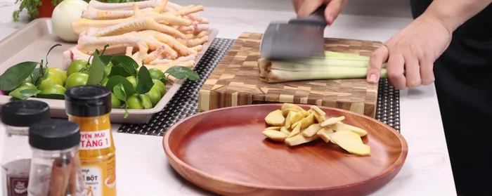 Cut rice and onions into pieces.