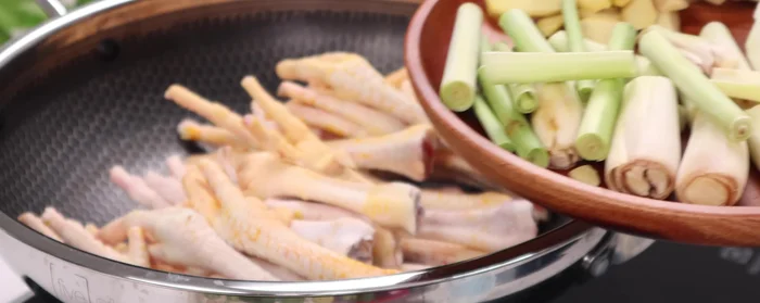 In a pot, combine 8 chicken feet, half of the ginger, salt, lemon (or vinegar), and water. Boil for 5 minutes after it starts to boil.