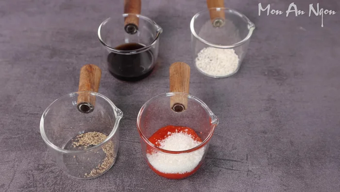 Mix all spices: sugar, chili sauce, ground pepper, seasoning powder, fish sauce, and lemon juice. Add water and stir well.