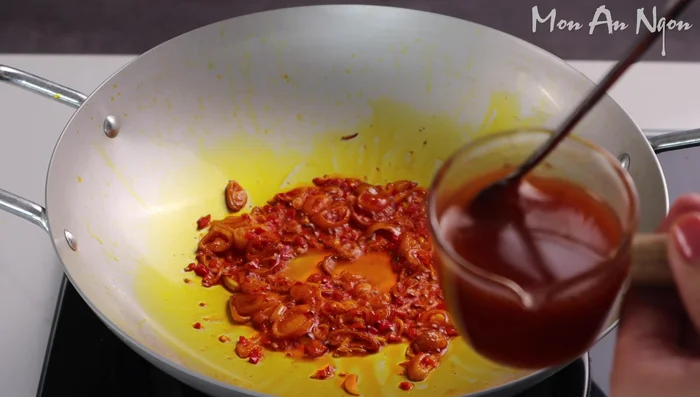 Add the spice mixture to the pan and stir well. Cook over low heat for about 2 minutes until slightly thickened.