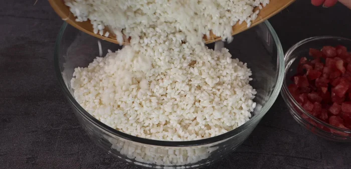Drain the boiled vegetables and mix them with the sticky rice in a bowl.