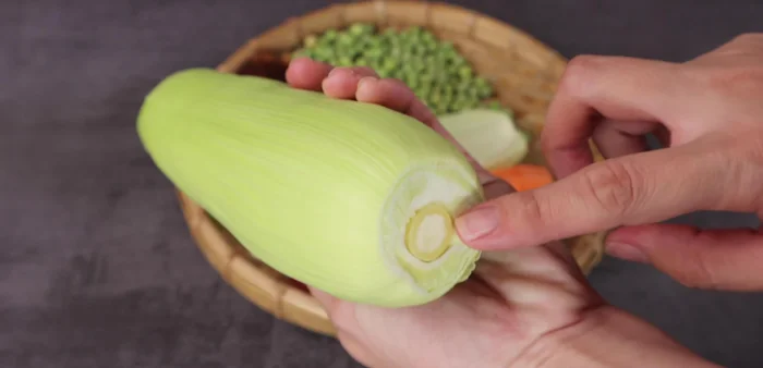 Peel the corn, cut off the cob, and remove the kernels. Keep the corn silk and husks.