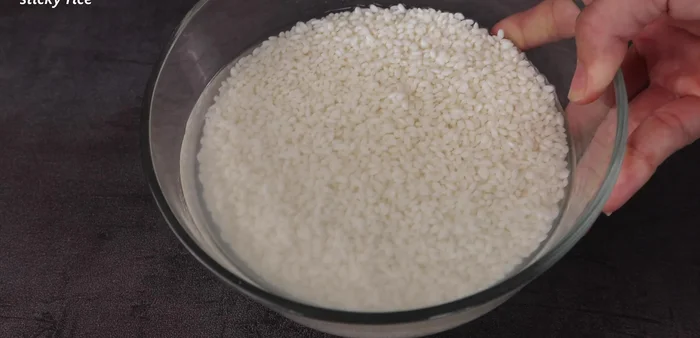 Soak the sticky rice in water for about 2 hours, then wash and drain.