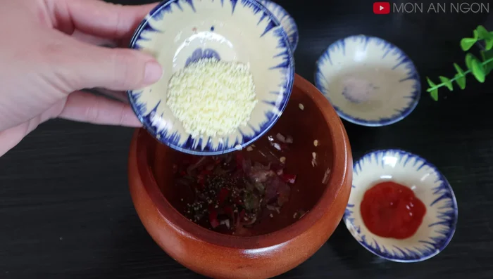Marinate fish slices with pepper, seasoning, fish sauce, salt, and chili sauce.