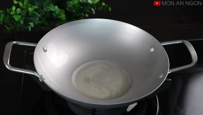 Heat pork fat or oil in a pan, then add sugar and caramelize until golden brown.